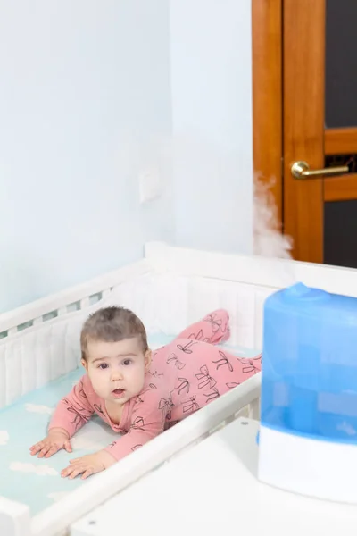 Luftbefeuchtung Kinderzimmer Baby Liegt Weißer Wiege Mit Luftbefeuchter Neben Dem — Stockfoto