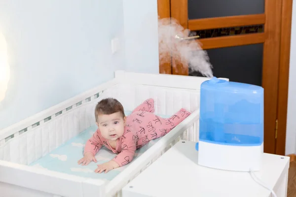 Using Humidifier Newborn Child Comfort Breathing Ultrasonic Device Bedroom — Stock Photo, Image