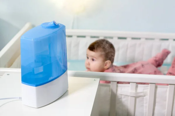 Bébé Fille Couchée Sur Ventre Dans Crèche Avec Humidificateur Cours — Photo