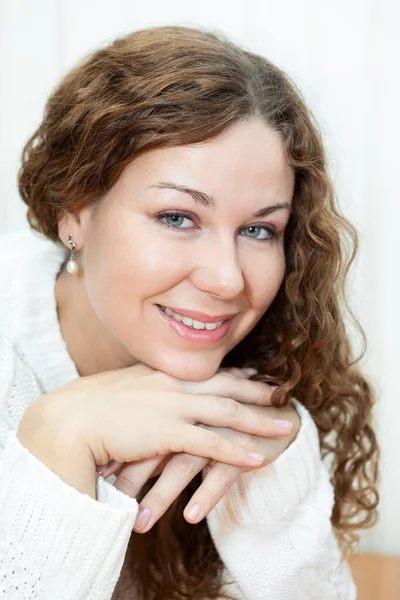 Kıvırcık Saçlı Kadın Portresi Kameraya Bakıyor Beyaz Kazak Giymiş — Stok fotoğraf