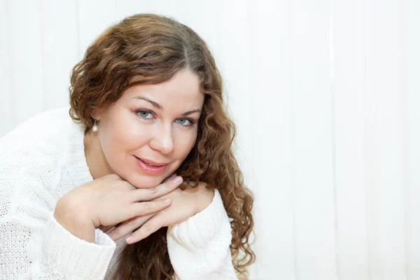 Cabelo Encaracolado Retrato Mulher Branca Pessoa Atraente Com Braços Apertados — Fotografia de Stock