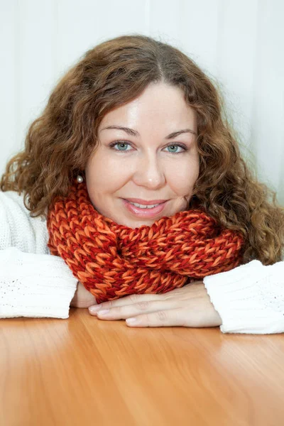 Mulher Sorridente Com Cachecol Pescoço Vermelho Laranja Camisola Branca Sentada — Fotografia de Stock