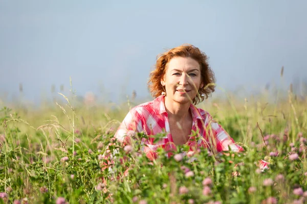 Starší Žena Oblečená Červené Košili Sedící Hluboké Zelené Trávě Louce — Stock fotografie