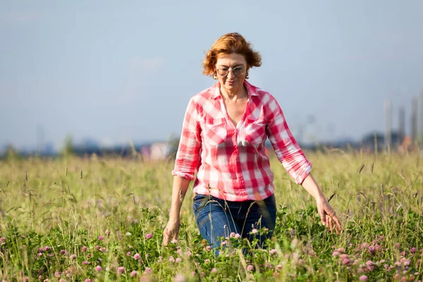 Mujer Madura Vestida Con Camisa Roja Jeans Caminando Hierba Profunda —  Fotos de Stock