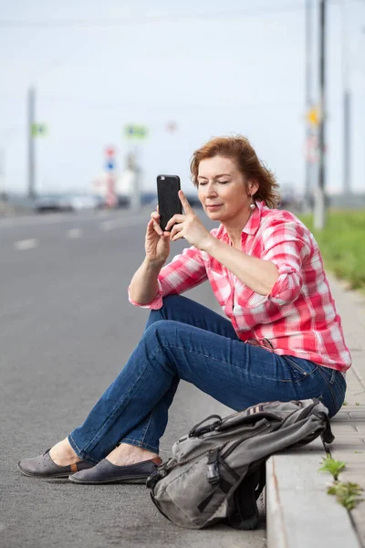 Mujer Haciendo Foto Carretera Con Teléfono Inteligente Sentado Acera Calle — Foto de Stock