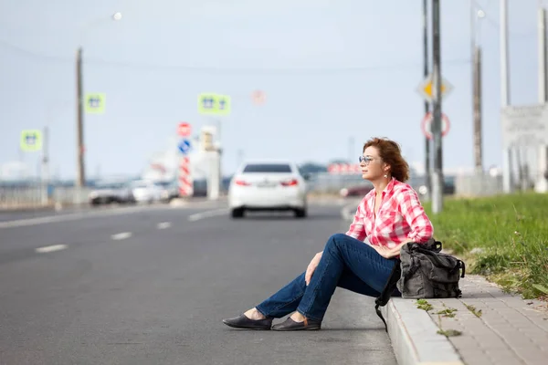 Pěší Turistika Osobní Automobil Odjíždí Žena Sedící Silnice Batohem — Stock fotografie