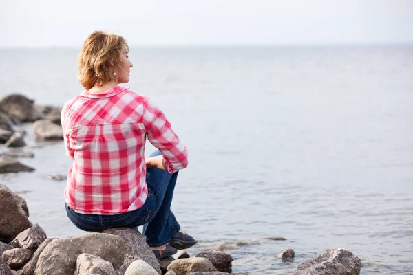 Medelålders Kvinna Drömmer Seaa Strand Sitter Sten Och Tittar Långt — Stockfoto