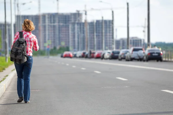 Vista Trasera Autoestopista Femenino Caucásico Caminando Por Carretera Asfalto Calle —  Fotos de Stock