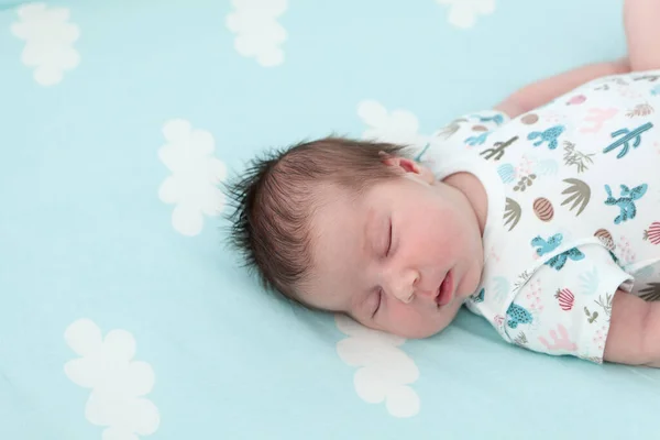 Πορτρέτο Του Ύπνου Μωρό Ενός Μηνός Που Βρίσκεται Γαλάζιο Σεντόνι — Φωτογραφία Αρχείου