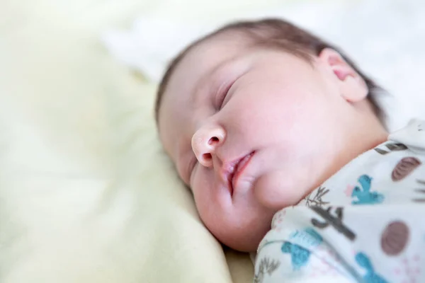 目を閉じている幼児の頭 シーツの上で白人の赤ん坊の睡眠 — ストック写真