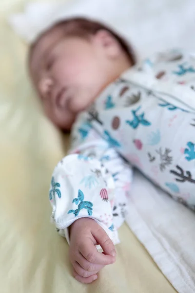 Bebê Recém Nascido Dormindo Uma Cama Foco Mãos Com Dedos — Fotografia de Stock