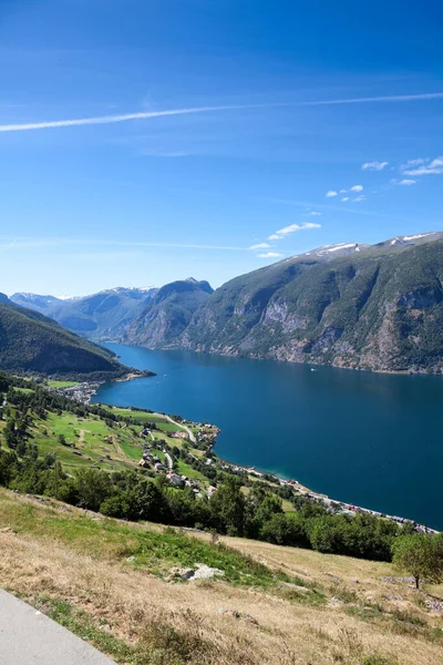 Aurlandsfjord Fjord Sogn Fjordane Megye Hegyvidéki Falu Aurlandsvangen Norvégiában E16 — Stock Fotó