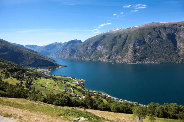 Aurlandsfjord Fjord Sogn Fjordane Megye Hegyvidéki Falu Aurlandsvangen Norvégiában E16 — Stock Fotó