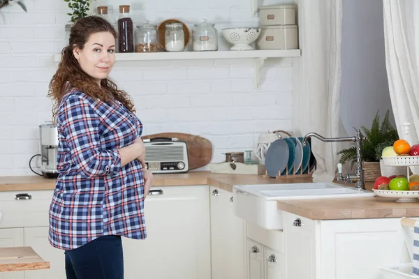 Mulher Grávida Dona Casa Cozinha Segurando Sua Barriga Grande Copyspace — Fotografia de Stock