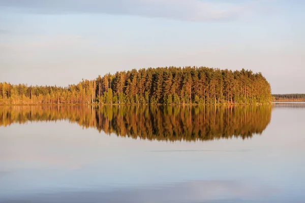 Bezvětrný Večer Jezera Ostrovním Odrazem Vodní Hladině Karelie Rusko Vodorovně — Stock fotografie