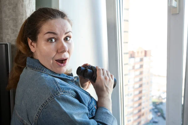 Chockad Vuxen Kvinna Efter Att Spionerat Genom Fönstret Med Kikare — Stockfoto