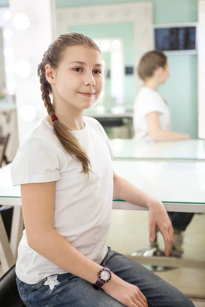 Χαριτωμένο Κορίτσι Έφηβος Μακριά Πλεξούδα Ντυμένος Λευκό Shirt Κάθεται Στην — Φωτογραφία Αρχείου
