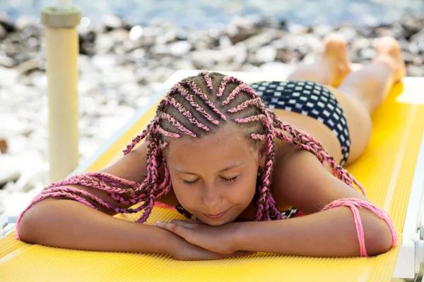 Pretty Caucasian Girl Pink Dreadlocks Hairstyle Sleeping Sunbed Parasol Beach — Stock Photo, Image