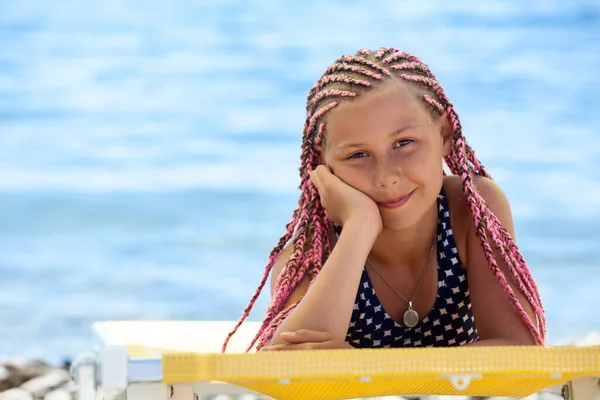 Portrait Preteen Caucasian Girl Pink Dreadlocks Hairstyle Tanning Beach Seacoast — Stock Photo, Image