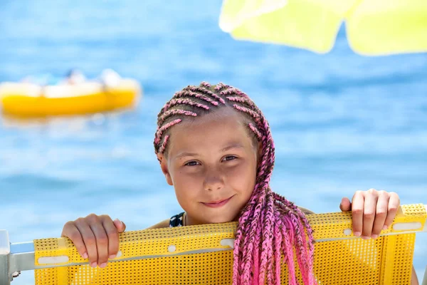 Cara Feliz Pre Adolescente Chica Caucásica Con Rastas Rosa Peinado — Foto de Stock