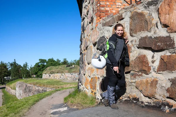 Motociclista Mujer Viajar Pie Después Dejar Bicicleta Cerca Atracción — Foto de Stock