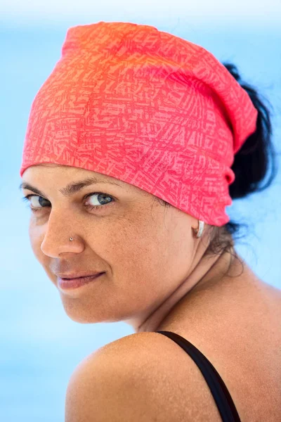 Mavi Denize Bakan Kırmızı Mendilli Bronzlaşmış Beyaz Bir Kadının Yüz — Stok fotoğraf