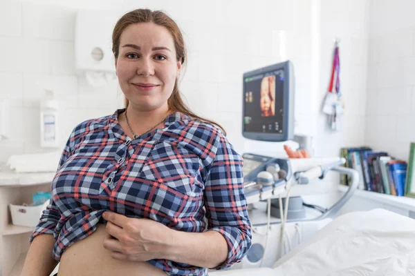 Pregnant Woman Happy Result Ultrasonography Standing Hospital Room Model Fetus — Stock Photo, Image