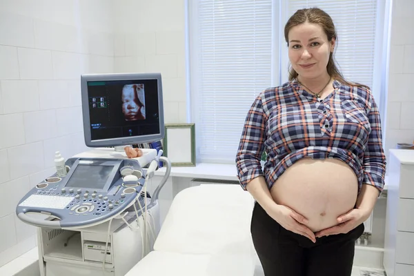 Šťastná Těhotná Běloška Stojící Ordinaci Ultrazvuku Poblíž Ultrazvukového Skenu Obrazem — Stock fotografie