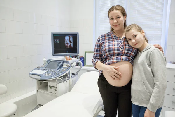 Doce Años Hija Pie Con Madre Embarazada Una Sala Médica —  Fotos de Stock