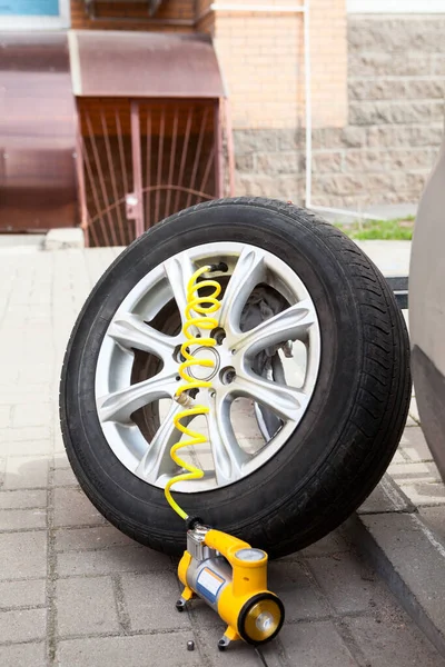 Coche Desmontado Permite Llanta Rueda Con Neumático Listo Para Inflar — Foto de Stock