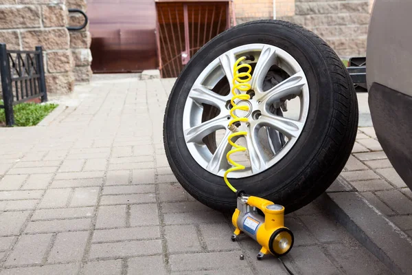 Dismounted Car Wheel Ready Inflate Tyre Pneumatic Pump Copyspace — Stock Photo, Image