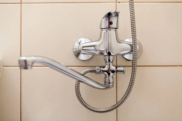 Wasserhahn Badezimmer Wasserhahn Mit Dusche Einem Nahaufnahme — Stockfoto