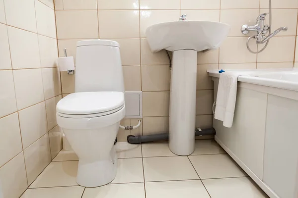 トイレ シンク シャワー付きのバスルーム 白い衛生器具付きのシンプルなハーフバスルームのインテリア — ストック写真