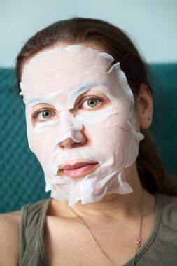 Kozmetik bilimi için kullanılan yüz maskesi, güzellik terapisi. Kadın yüzü ve derisine yakın.
