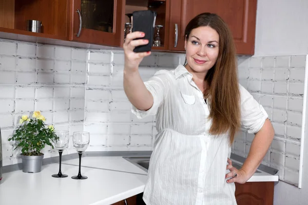 Jovem Mulher Fazendo Selfie Com Smartphone Sua Cozinha Blogando Fluxo — Fotografia de Stock