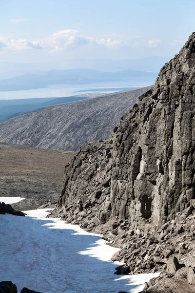 임드라 호수에 기비니 키들리 눈덮인 산길을 내려다볼 수있다 북극권내에 러시아의 — 스톡 사진