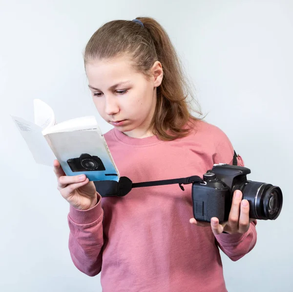 Preteen Girl Reading Service Manual Book Her Dlsr Câmera Iniciante — Fotografia de Stock