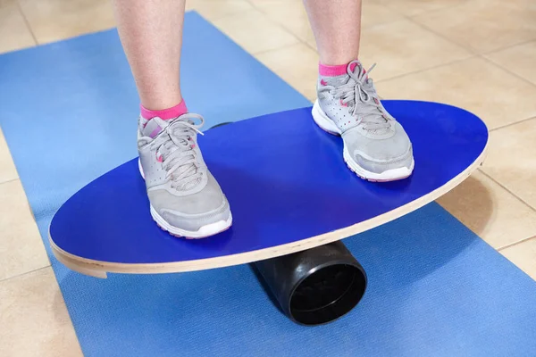 Oefeningen Doen Balansbord Persoon Balanceren Stabiliteit Houden — Stockfoto