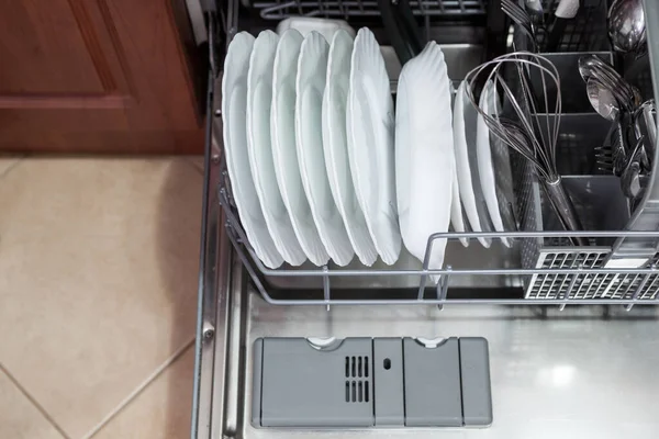 洗碗机上装的是器皿 洗完后的干净碗碟 顶视图 — 图库照片
