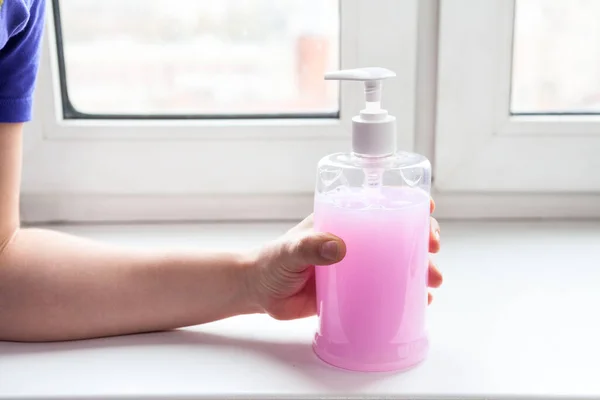 Λευκή Γυναικεία Λαβή Που Κρατά Μπουκάλι Απολυμαντικό Ροζ Αντιβακτηριδιακό Gel — Φωτογραφία Αρχείου
