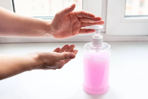 Weibliche Kaukasische Hand Schiebt Desinfektionsflasche Für Arme — Stockfoto