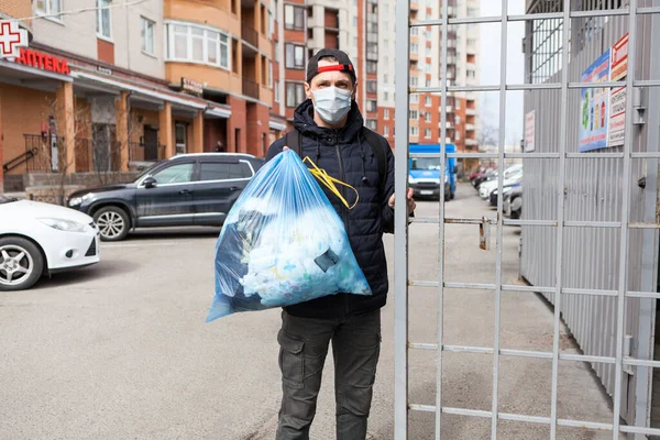 Dospělý Muž Vynáší Odpadky Během Pandemie Koronaviru Dovoleno Bez Povolení — Stock fotografie