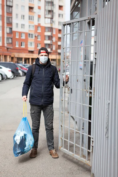 Adult Caucasian Man Taking Out Trush Covid Pandemic Allowed Any — Stock Photo, Image