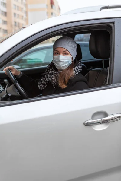 Femme Caucasienne Dans Masque Médical Protection Est Intérieur Une Voiture — Photo