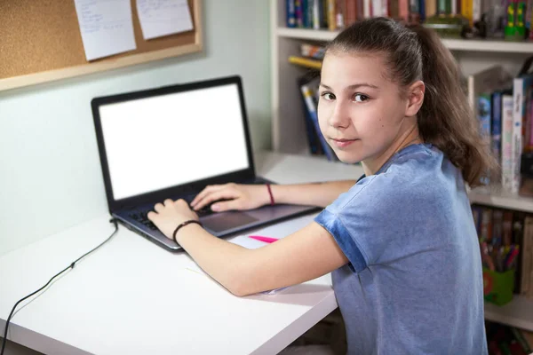 Pre Teen Girl Learning Online Kształcenie Odległość Ucznia Laptopem Pusty — Zdjęcie stockowe