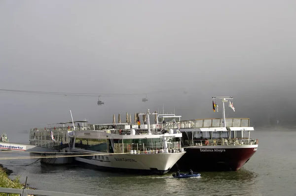 Rhine felvonó Ehrenbreitstein vár a ködös háttérben. — Stock Fotó