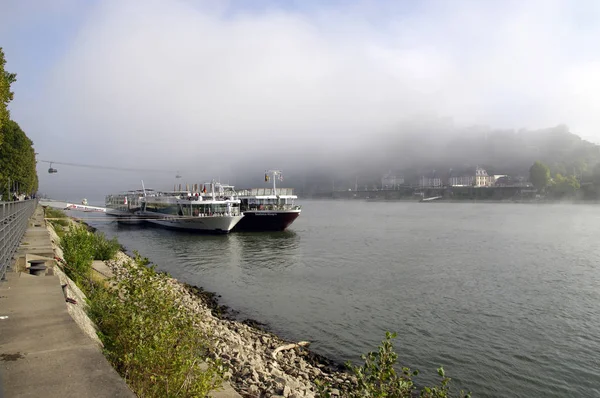 Rheinseilbahn zur Festung Ehrenbreitstein im nebligen Hintergrund. — Stockfoto