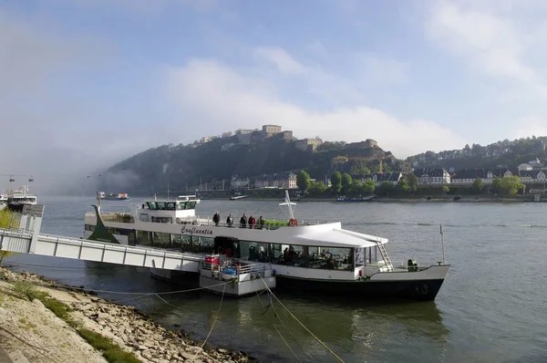 Rhine teleferik için kale Ehrenbreitstein sisli arka planda. — Stok fotoğraf
