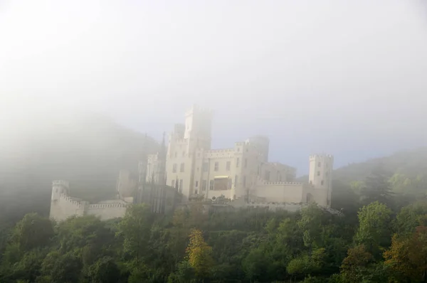 Castello di Stolzenfels nella nebbia — Foto Stock