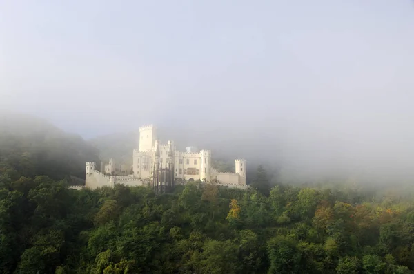 Castello di Stolzenfels nella nebbia — Foto Stock